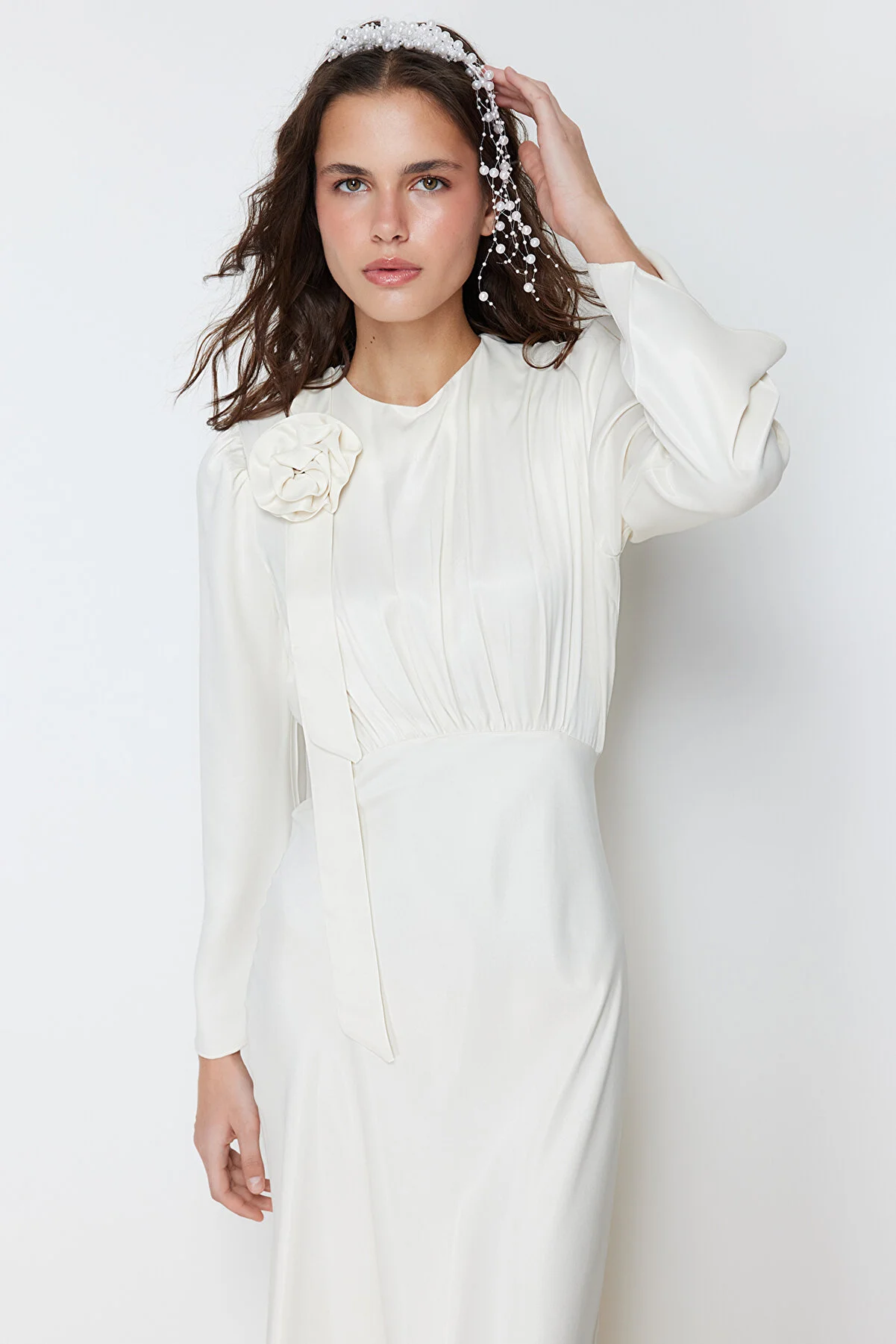 Trendyol Modest  Cremefarbenes Rose-detailliertes Hochzeits-/besonderes Anlass-Abendkleid aus gewebtem Satin TCTSS24DB00043