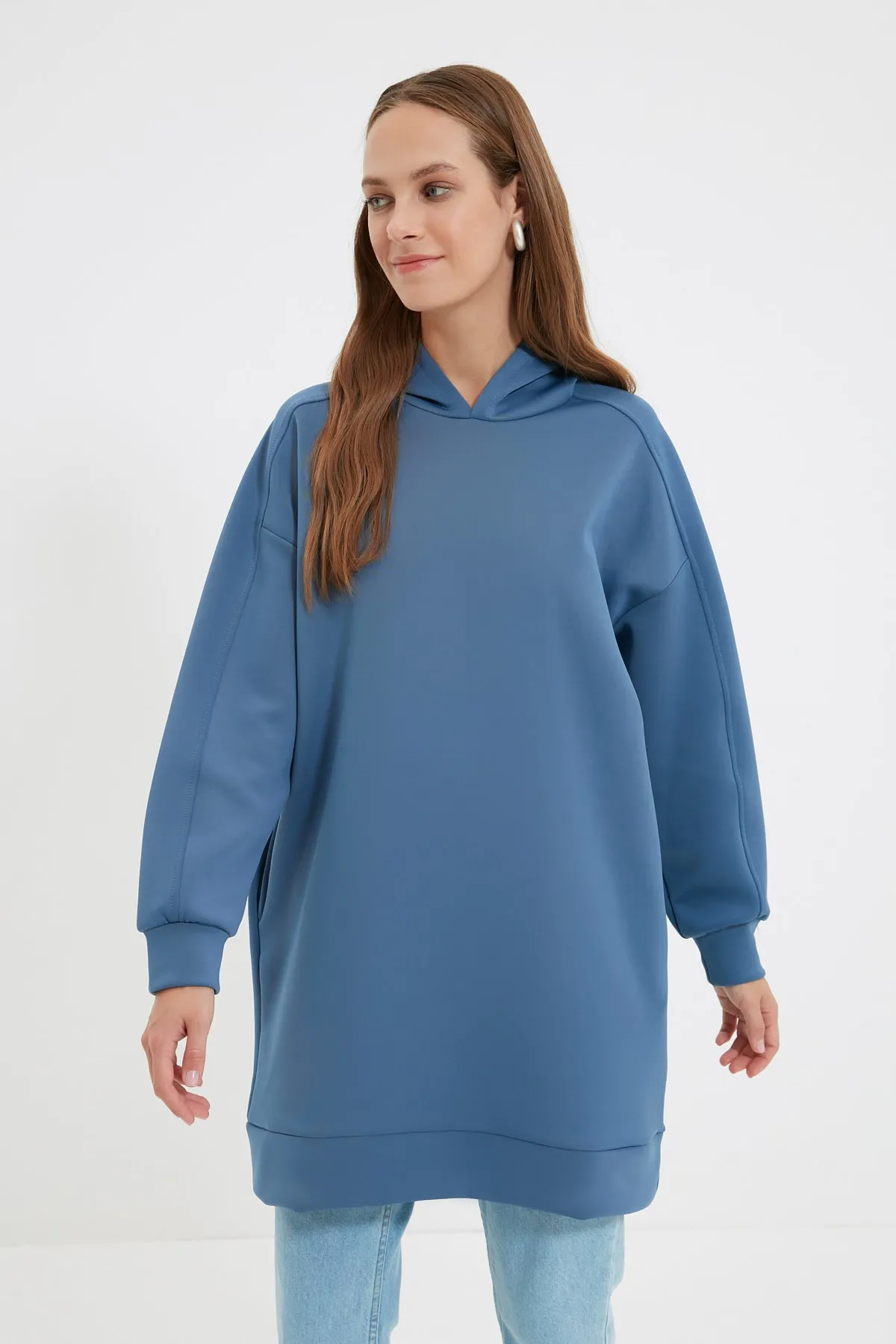 Trendyol Modest  Marineblaues, weit geschnittenes Oversize-Sweatshirt aus Scuba-Strick mit Kapuze und Taschen TCTAW22TW0151