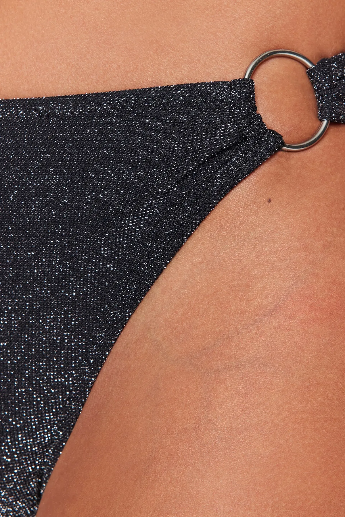 Trendyol Collection  Glitzernde reguläre Bikinihose mit schwarzen Accessoires TBESS23BA00272