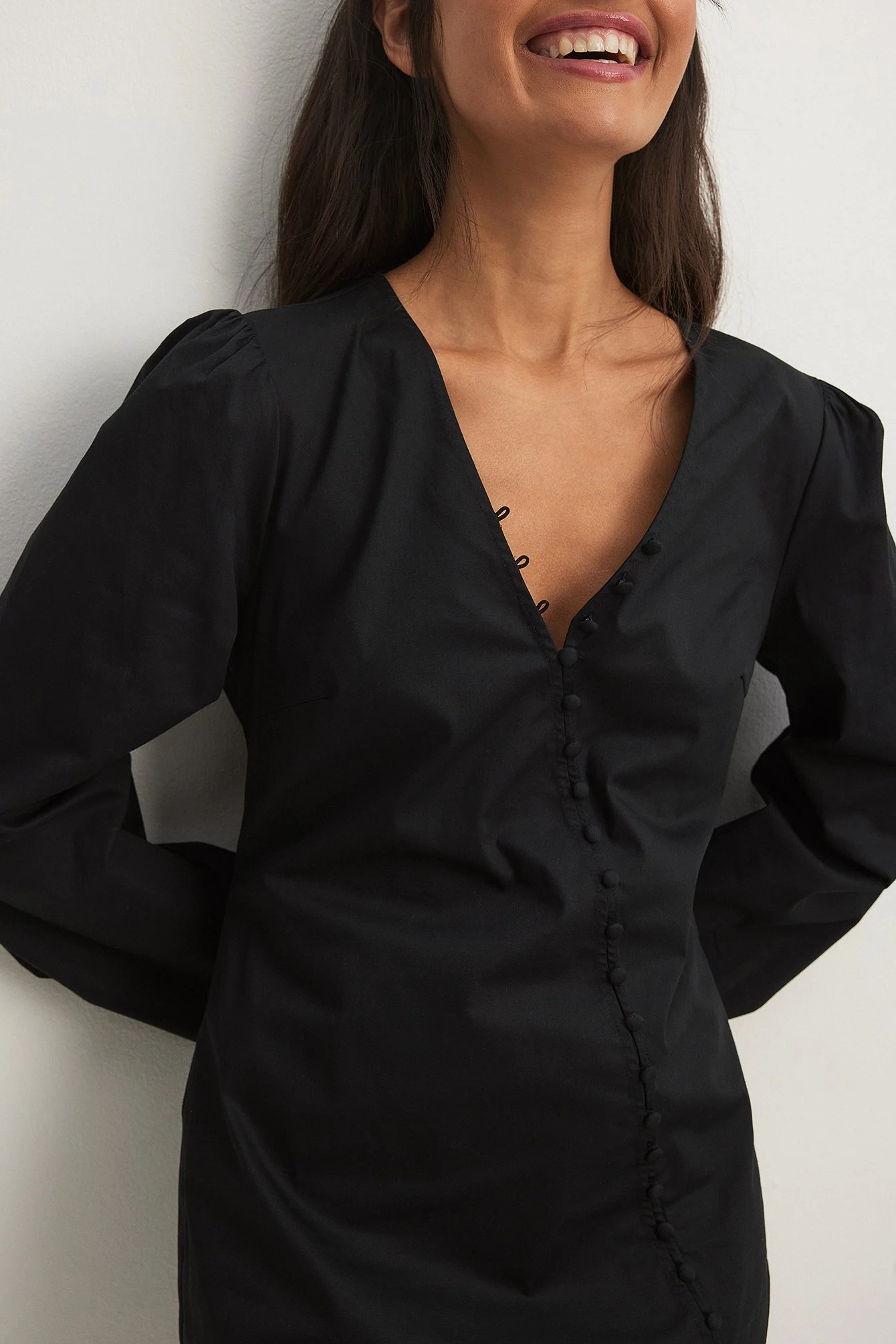 Asymmetrisches, langärmliges Minikleid mit Knöpfen