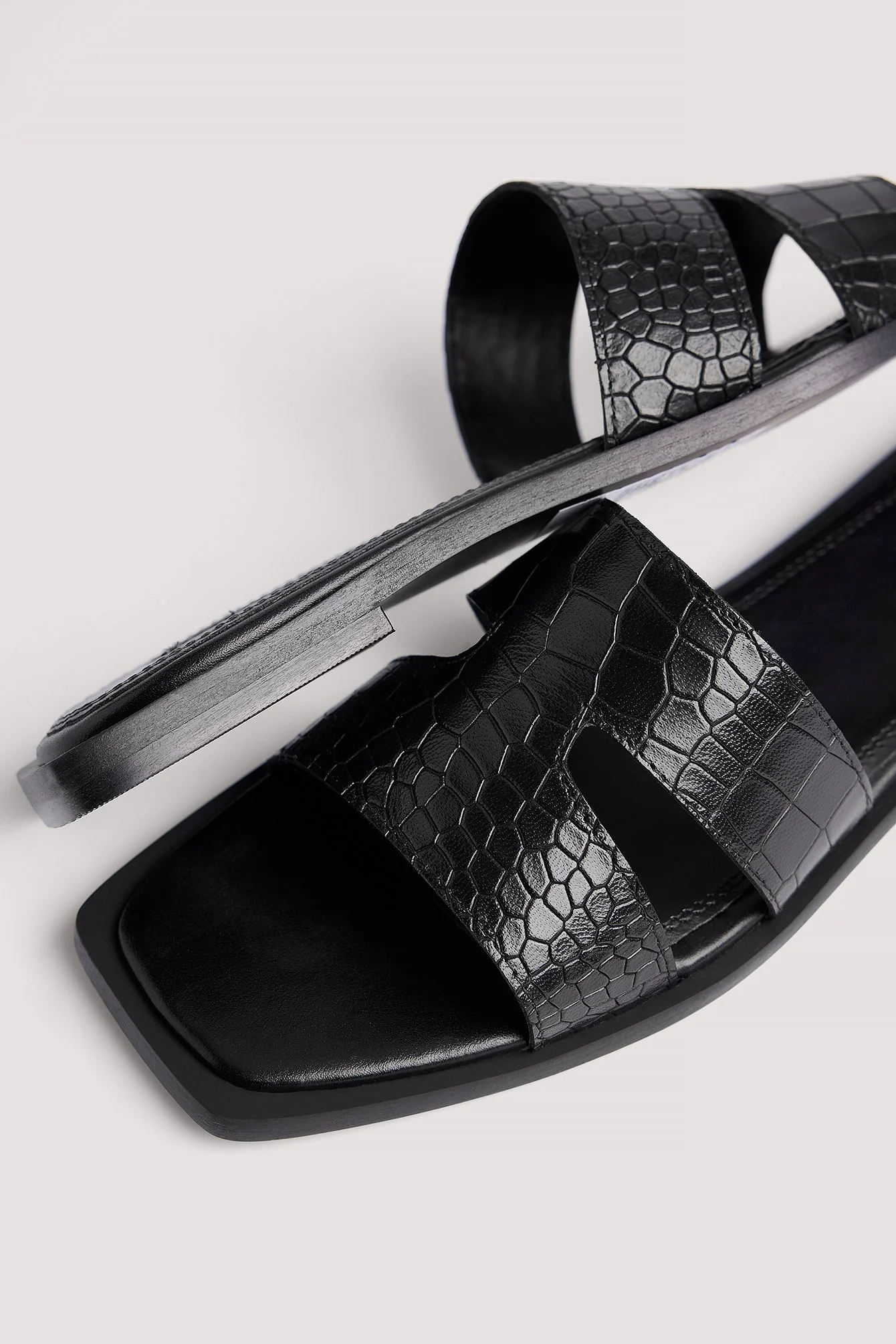 Lederslipper mit Cut-Outs