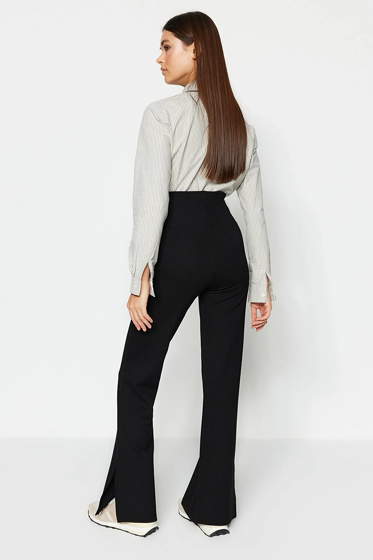 Trendyol Collection  Schwarze, seitlich geschlitzte, ausgestellte/spanische Strickhose mit hoher Taille TWOSS23PL00134