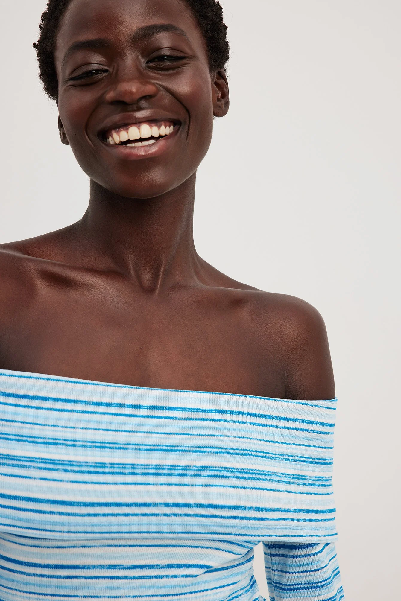 Gestreiftes Off-Shoulder-Minikleid