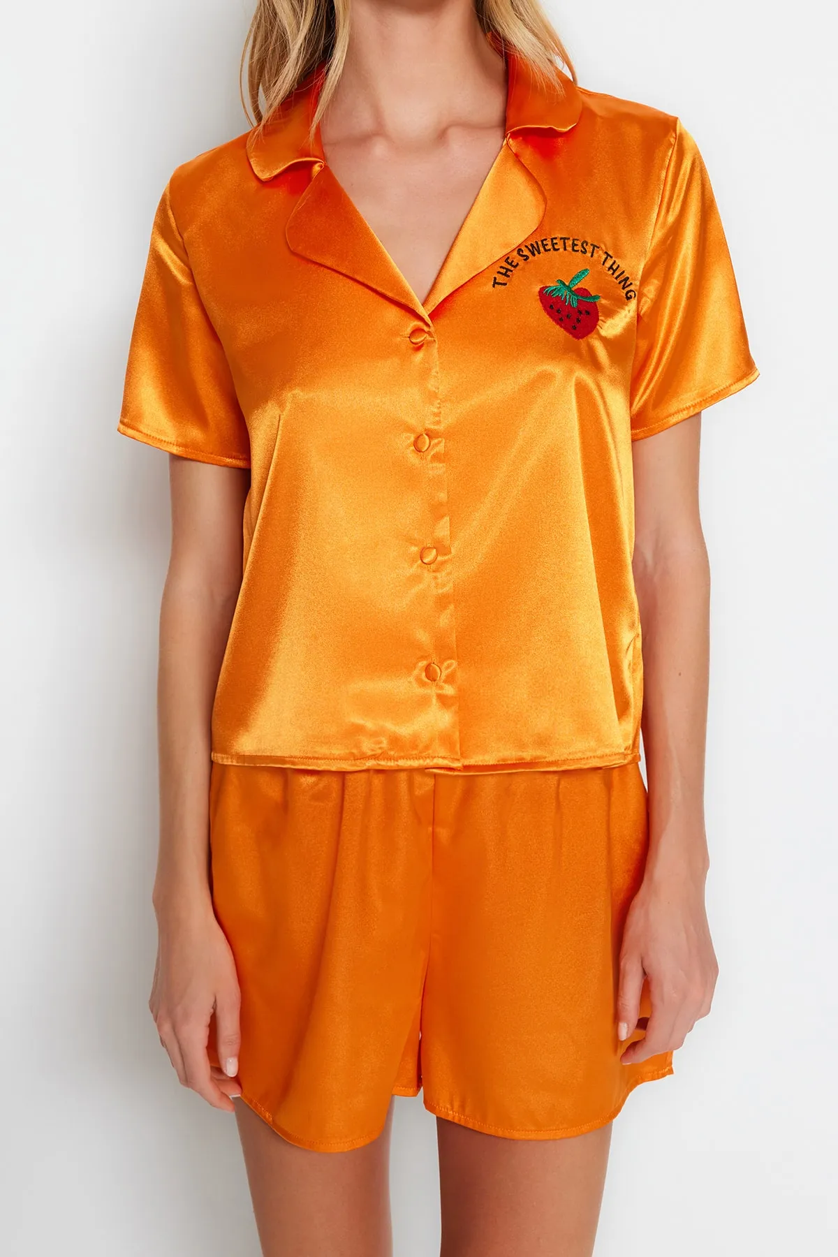 Trendyol Collection  Orange besticktes Satin-Hemd-Shorts-Pyjama-Set aus Webstoff THMSS22PT0395