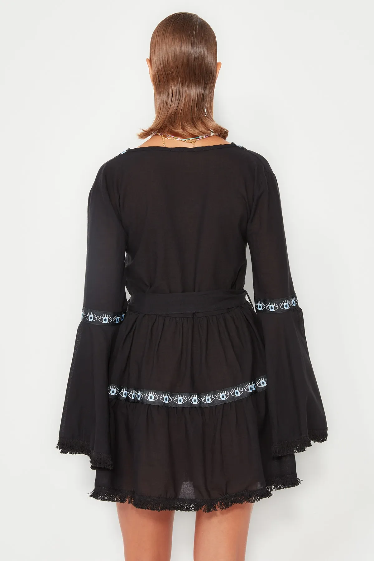 Trendyol Collection  Schwarzes Mini-Strandkleid aus 100 % Baumwolle mit gewebten Rüschen und Gürtel TBESS21EL1253