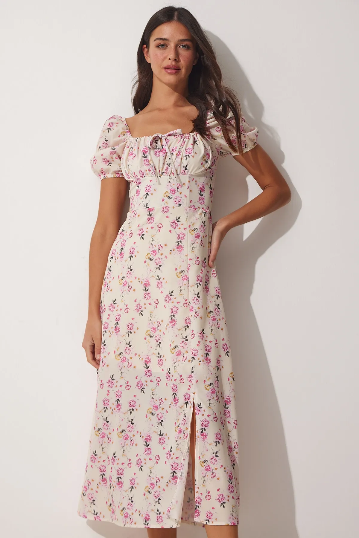 Happiness İstanbul  Cremefarbenes Damen-Sommerkleid mit gerafftem Kragen und floraler Satinoberfläche FF00125
