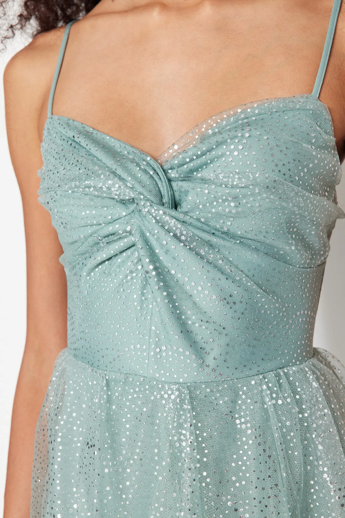 Trendyol Collection  Mintfarbenes Abendkleid mit offener Taille und Skaterfutter aus glänzendem Tüll TPRSS23EL00429