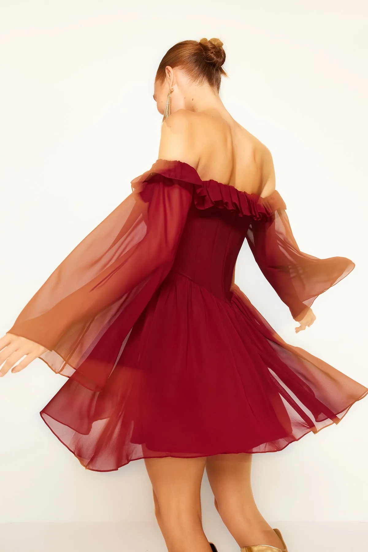 Trendyol Collection  Burgunderrotes elegantes Abendkleid aus Chiffon mit offener Taille/Skater-Futter und Rüschen TPRSS23EL00096