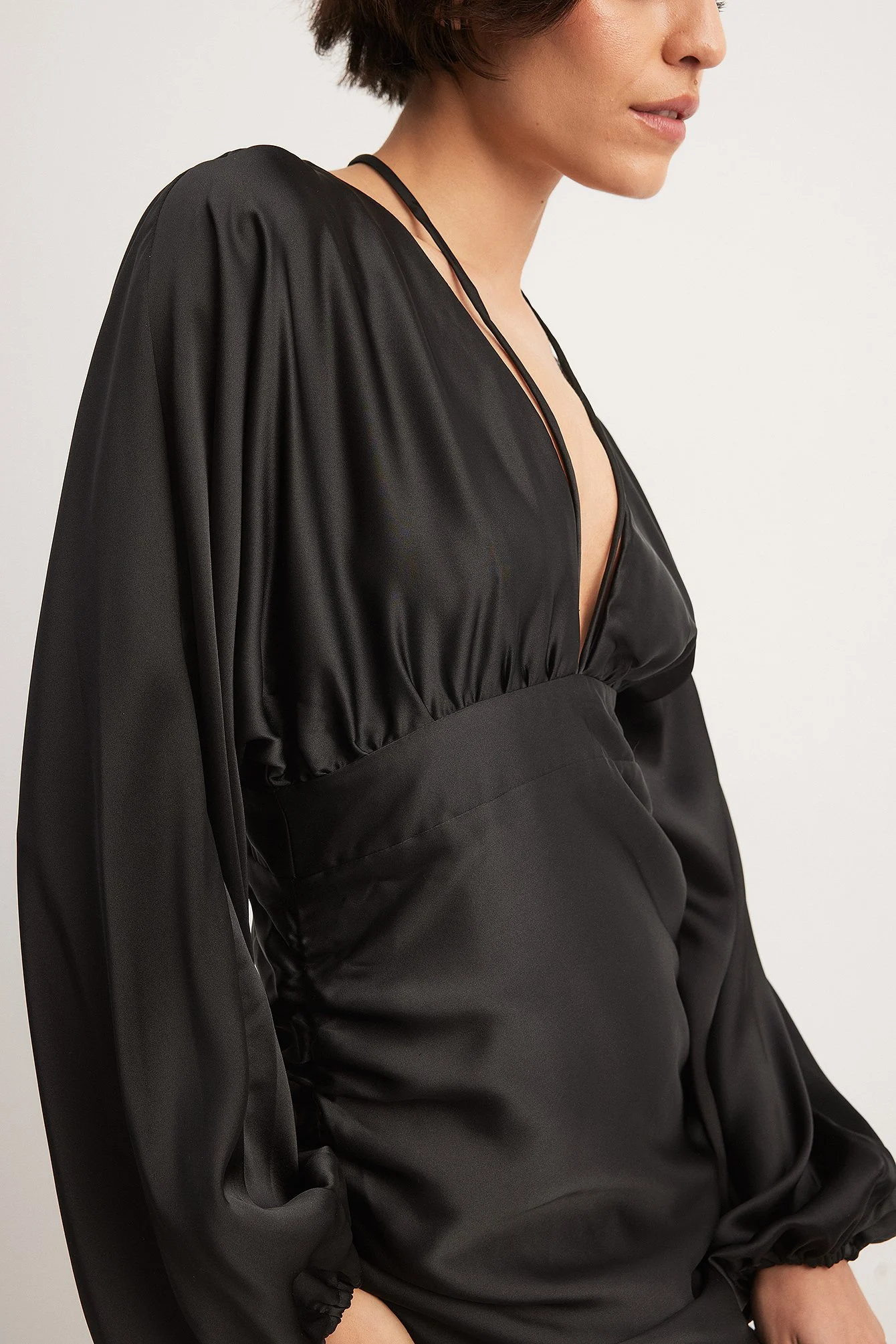 Gerafftes Satin-Träger-Minikleid