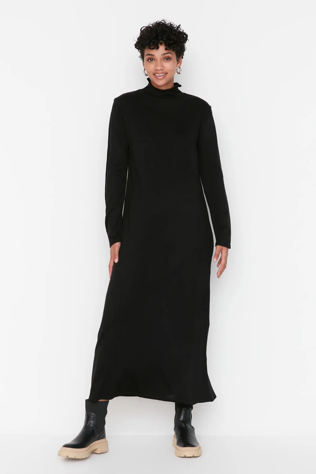 Trendyol Modest  Schwarzes Rollkragen-Strickkleid TCTAW23EB00001