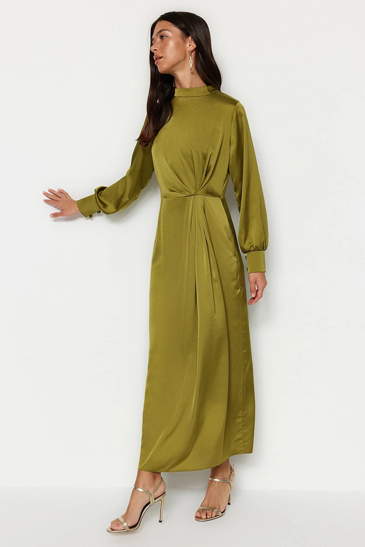 Trendyol Modest  Khakifarbenes Satin-Abendkleid mit geraffter Taille TCTSS23DB00043
