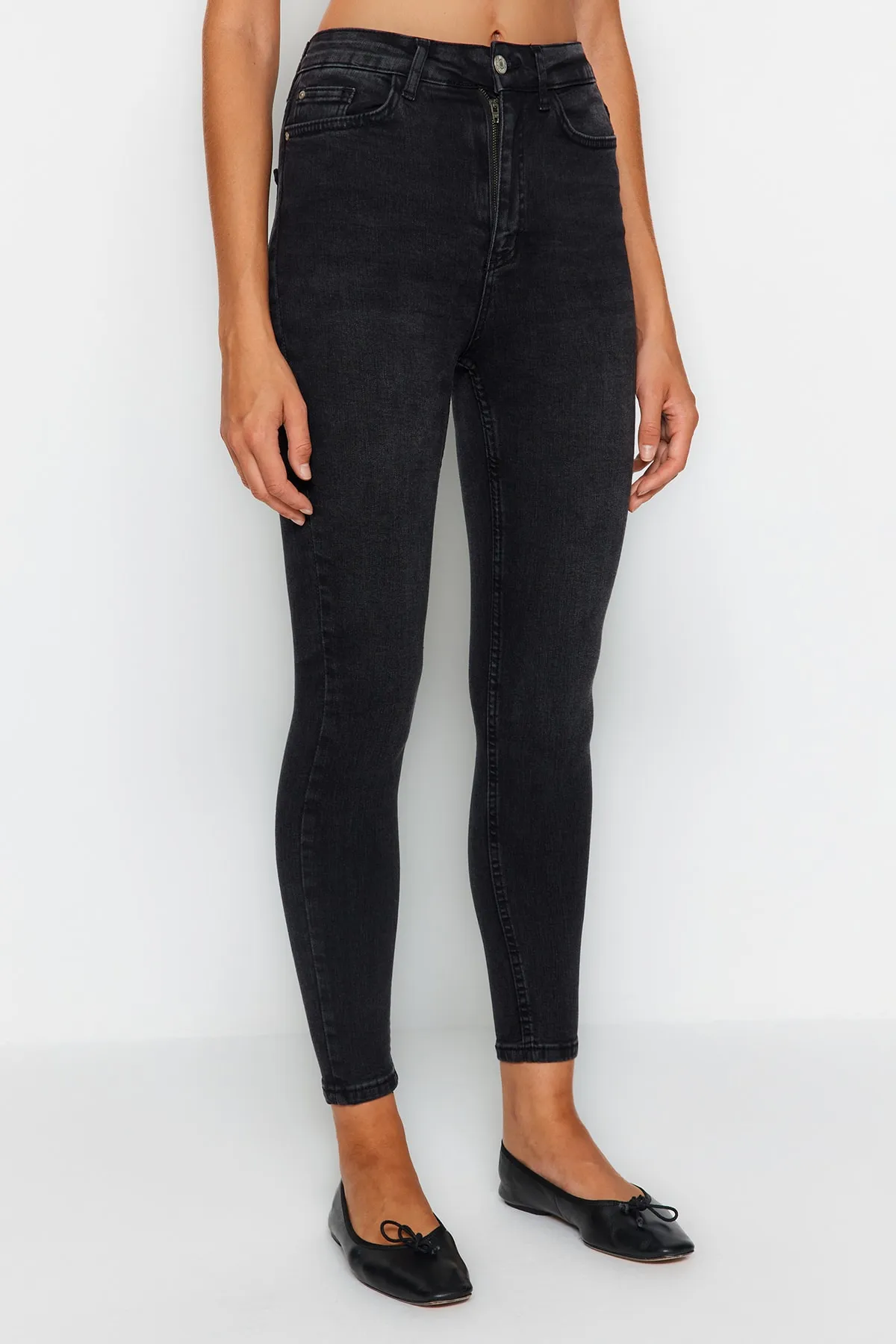Trendyol Collection  Schwarze Skinny Jeans mit normaler Taille TWOAW24JE00172