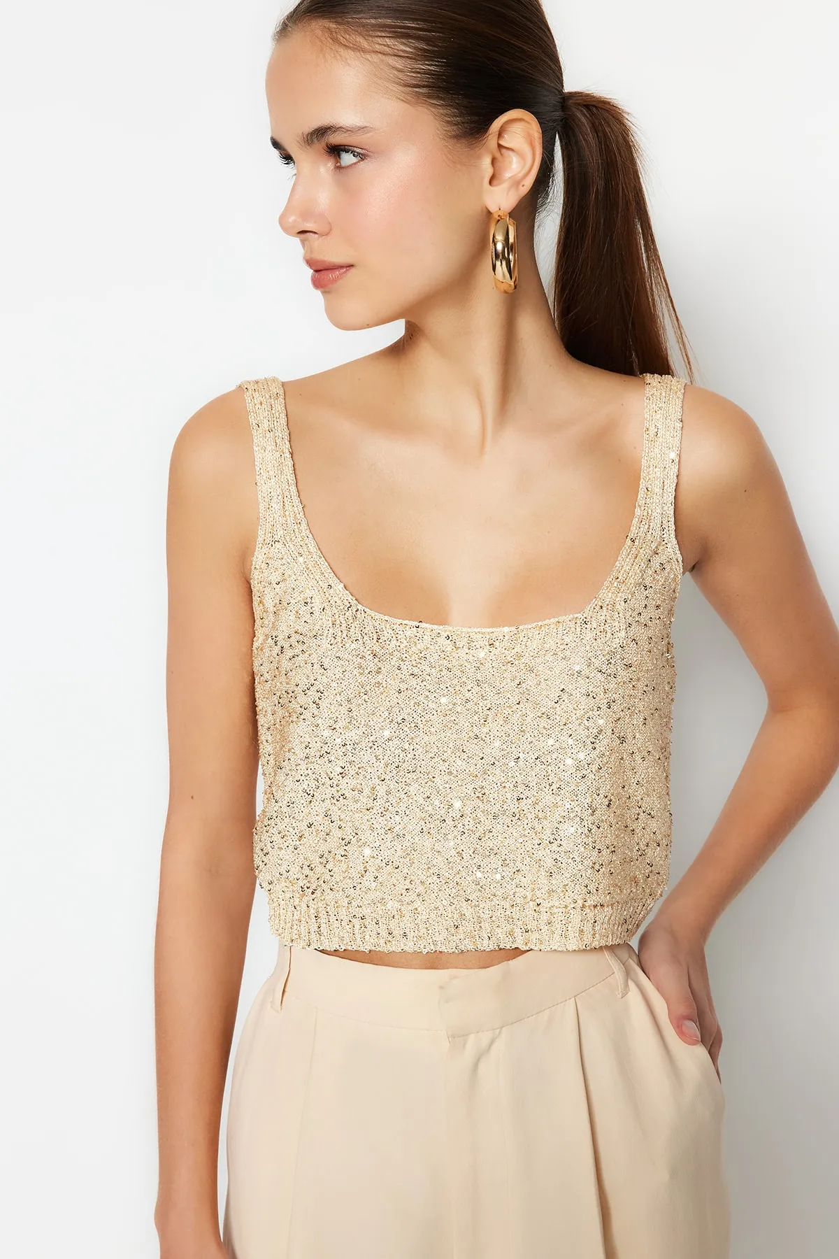 Trendyol Collection  Kamelfarbene, dünne Super-Crop-Strickbluse mit Pailletten TWOSS23BZ00631