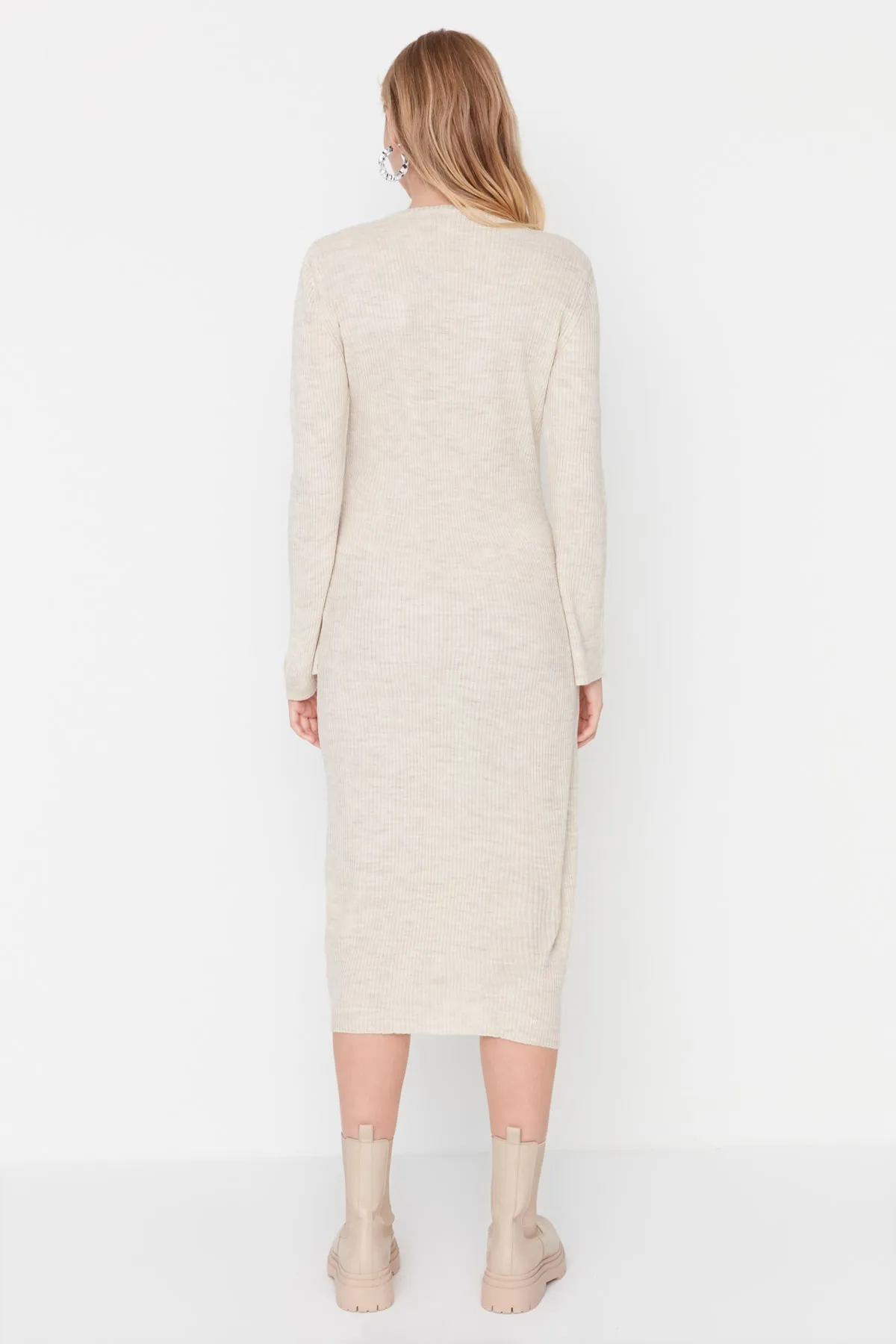 Trendyol Collection  Beiges, geschlitztes, detailliertes Strickkleid TWOAW23AU00187