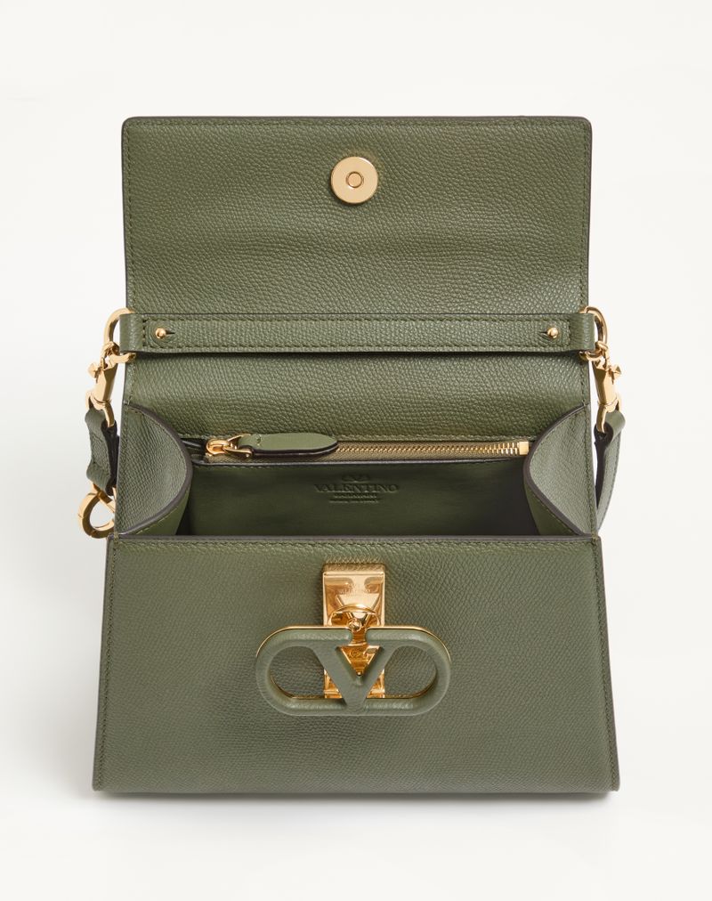 Bolsa Valentino Garavani Vsling pequena em couro de bezerro granulado.