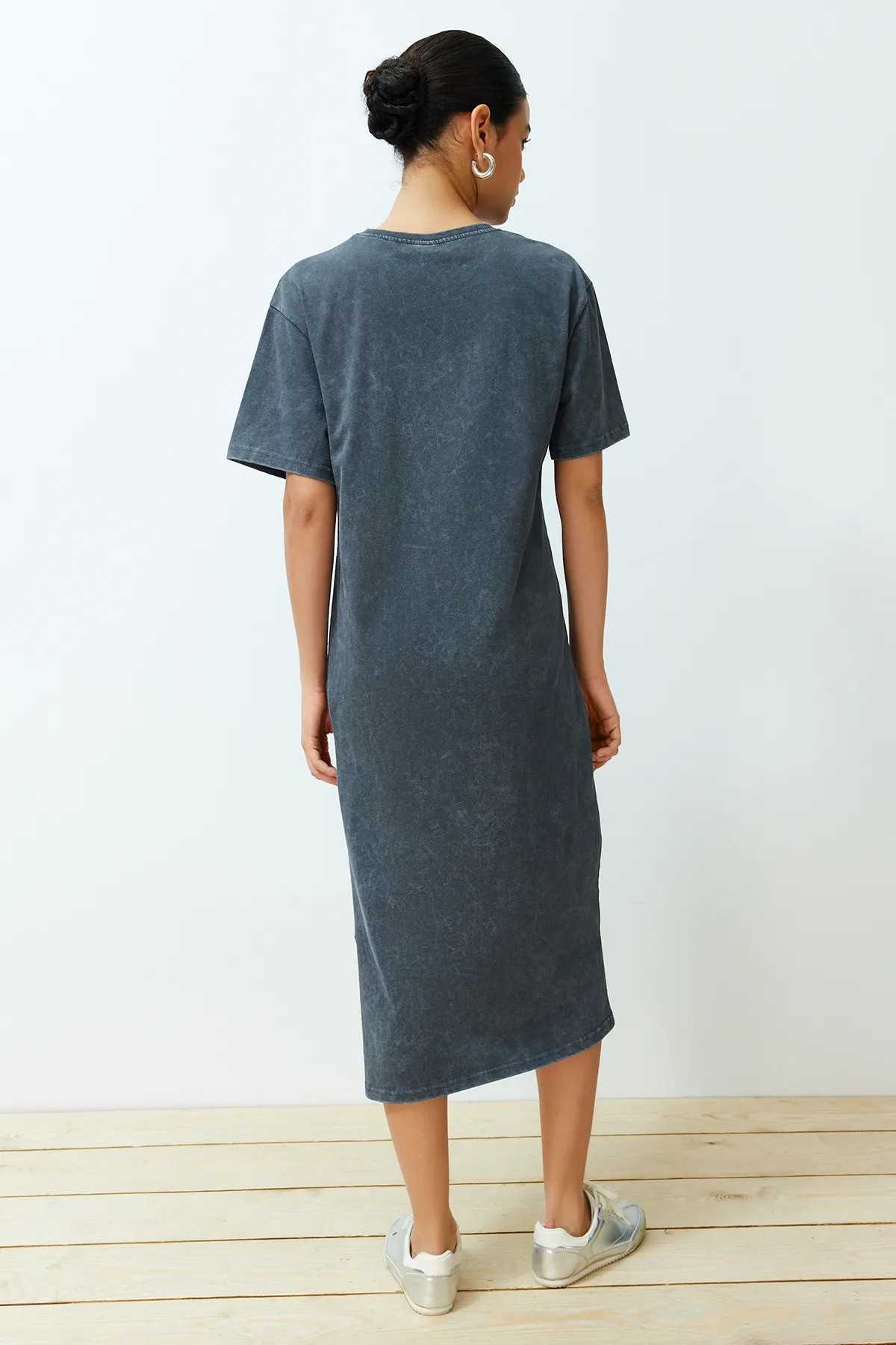 Trendyol Collection  Anthrazitfarbenes, 100 % Baumwolle, geschlitztes T-Shirt-Kleid mit Used-Look und bequemer Passform TWOSS24EL00140