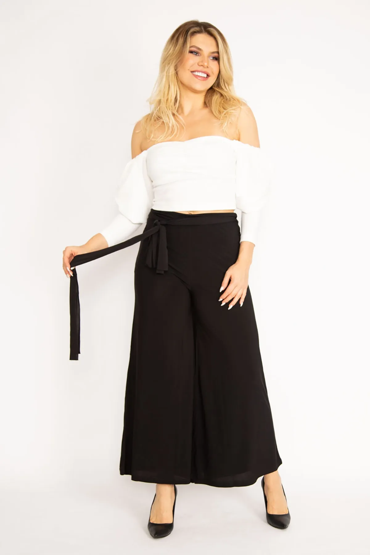 Şans  Große Damen-Hose aus schwarzem Lycra-Sandy-Stoff mit weitem Bein und Gürtel 65n34288