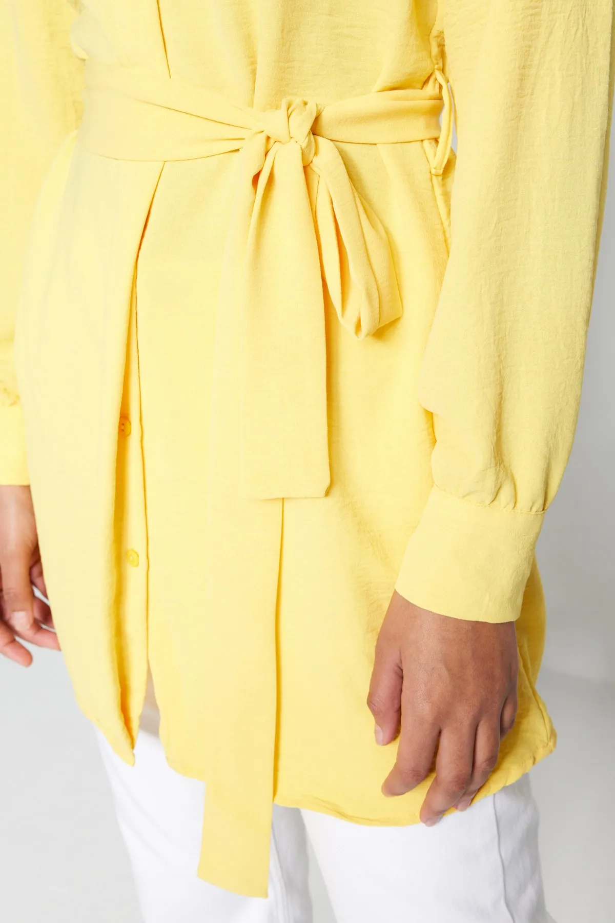 Trendyol Modest  Gelbes gewebtes Hemd mit Gürtel und versteckter Knopfleiste TCTSS21TN0049