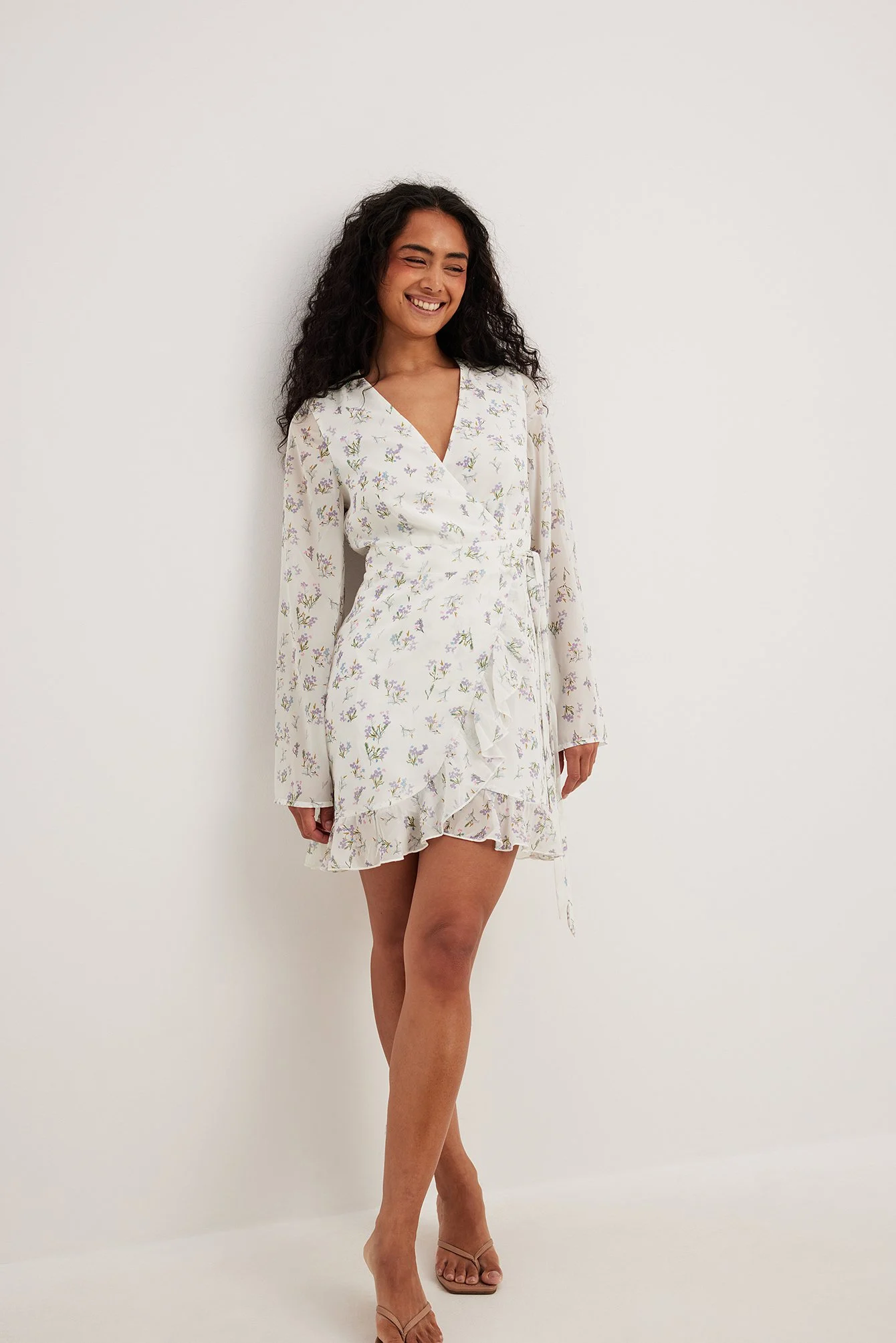 Überlappendes Minikleid mit gebundener Taille
