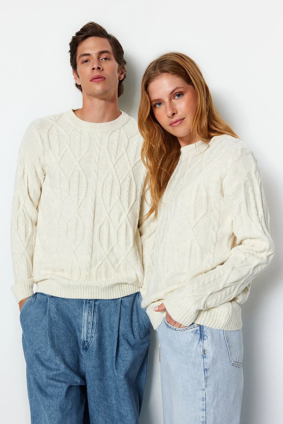 Trendyol Collection  Ecru Unisex Oversize Fit Wide Fit Haarstrickpullover mit Rundhalsausschnitt, weicher Strickpullover TMNAW24KZ00003