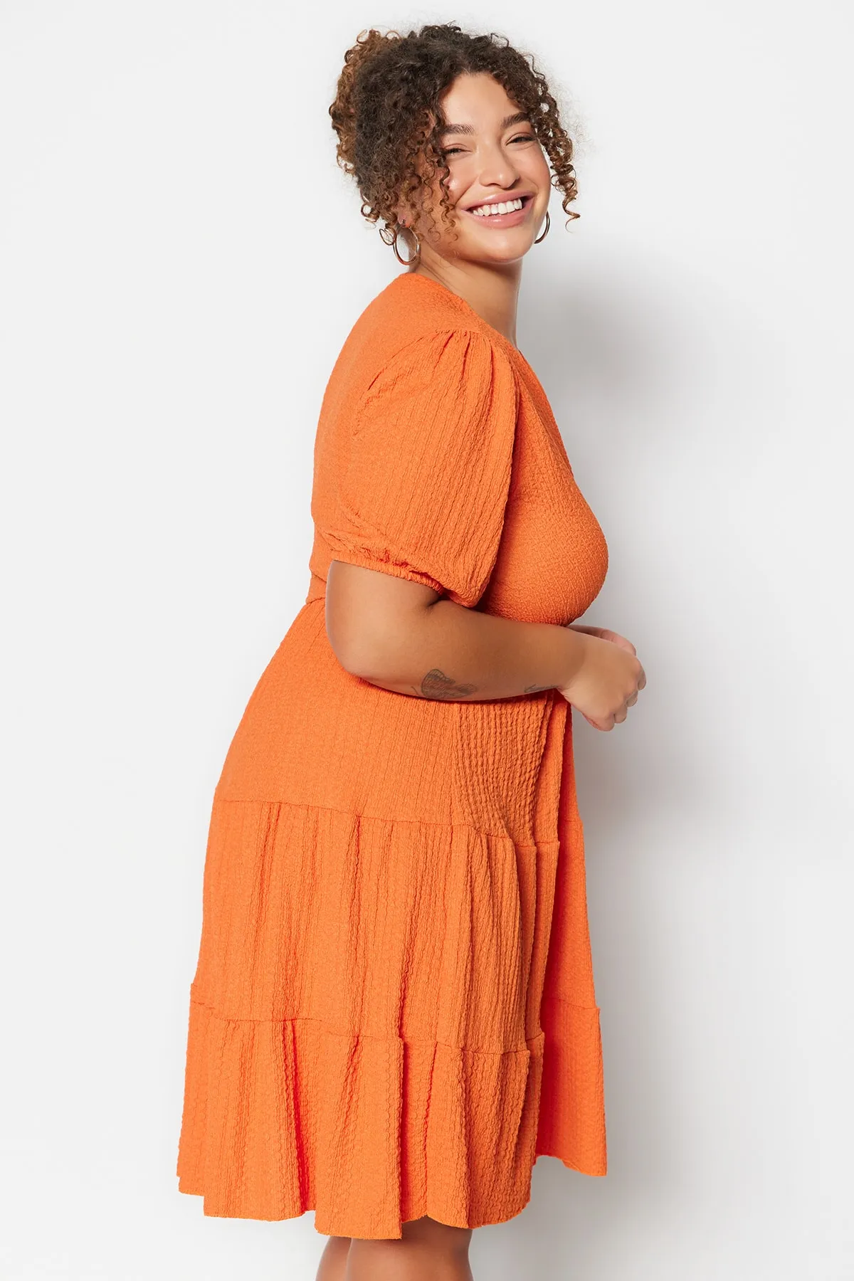 Trendyol Curve  Hellorangefarbenes Skater-Strickkleid mit V-Ausschnitt und zweireihigem Verschluss TBBSS22EL2987