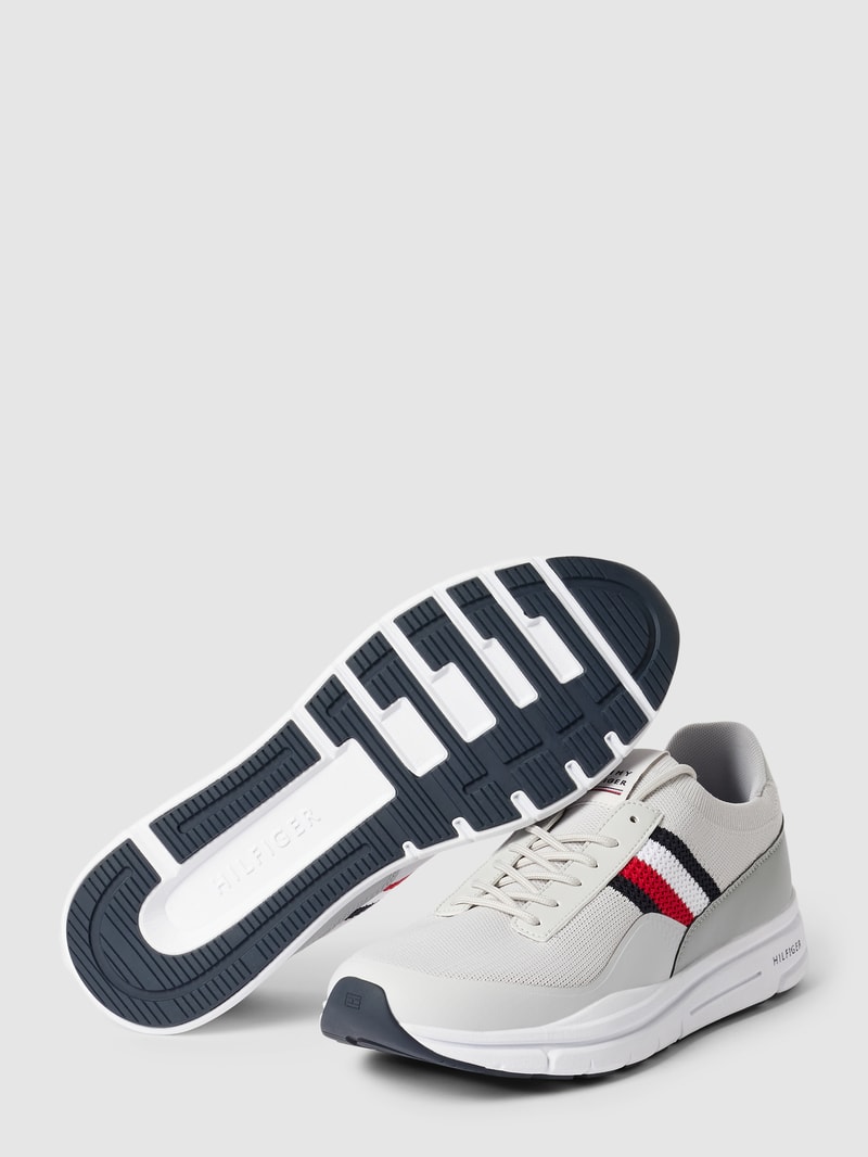 Sneaker mit Label-Details in weiß