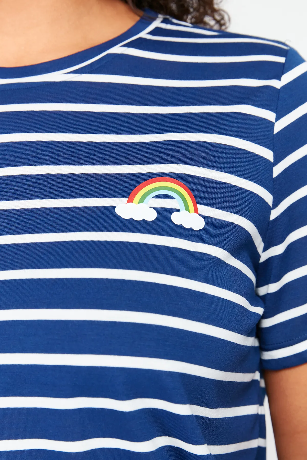 Trendyol Curve  Marineblaues Pyjama-Set aus Strick mit Streifen und Regenbogen-Print TBBSS24AI00029