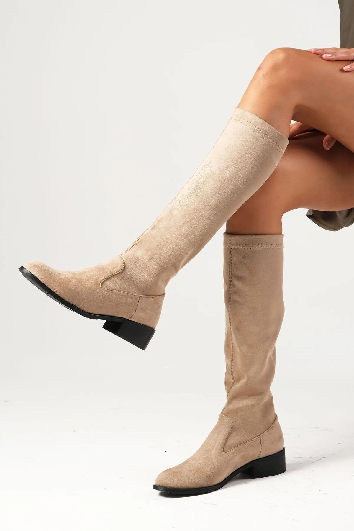Mio Gusto  Brooklyn Beigefarbene Damen-Stretchstiefel aus Wildleder unterhalb des Knies