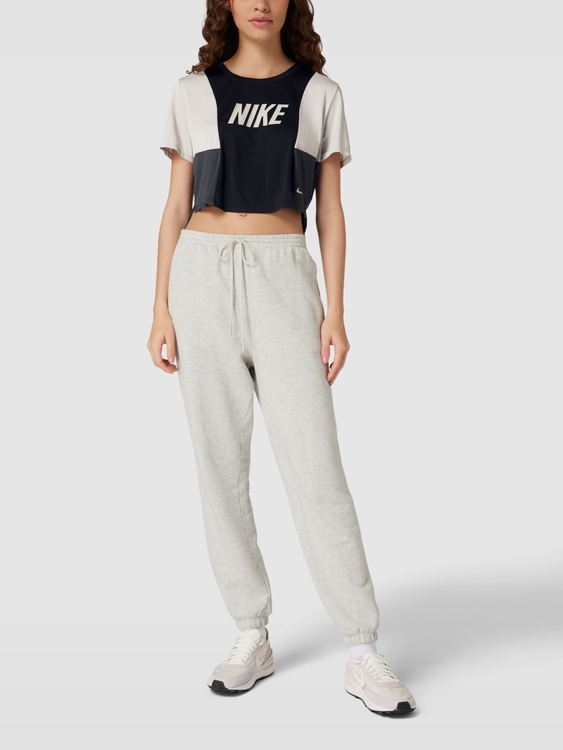 Cropped T-Shirt mit Rundhalsausschnitt in schwarz