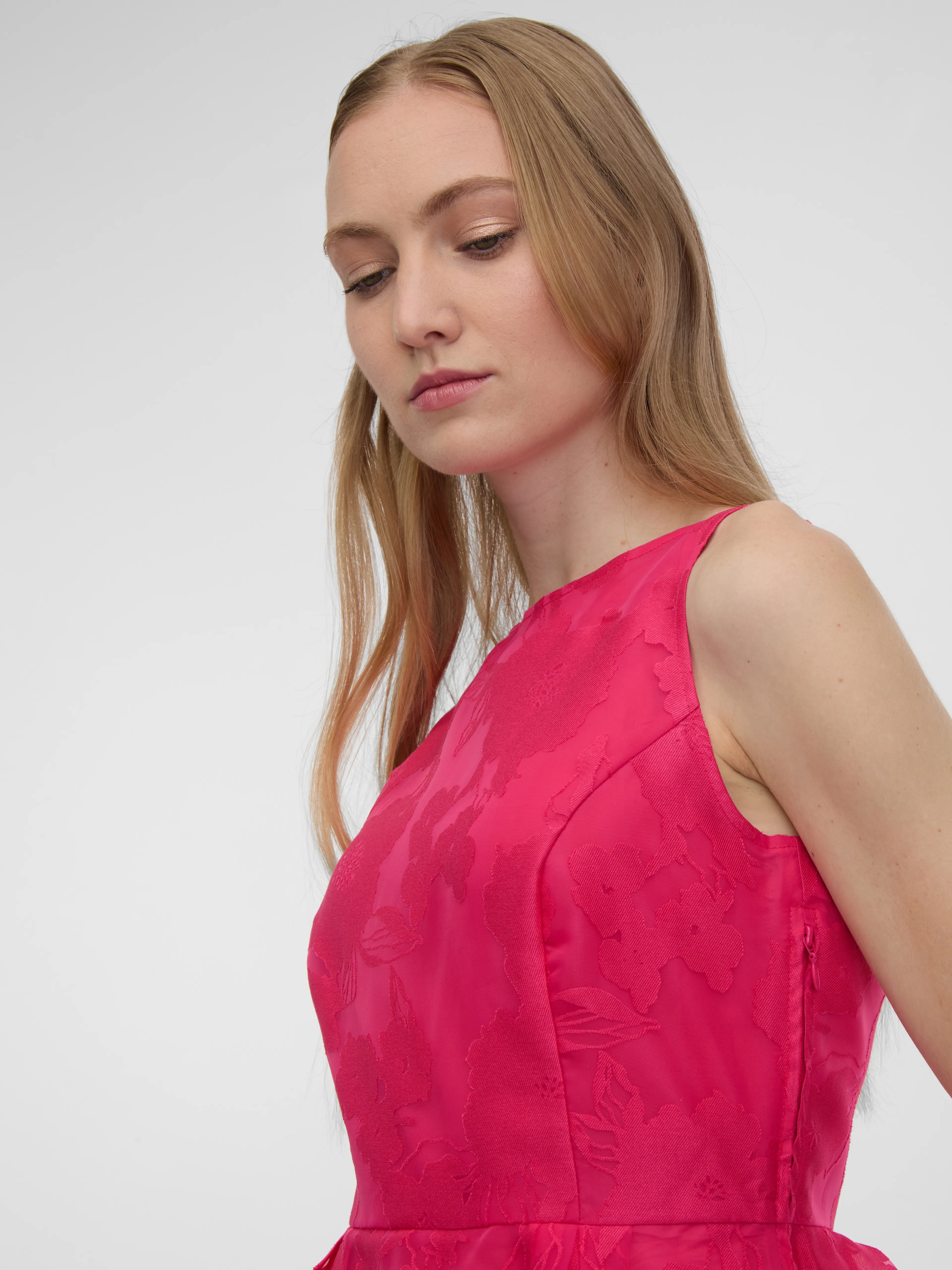 Dunkelrosa Damenkleid mit dekorativen Details ORSAY