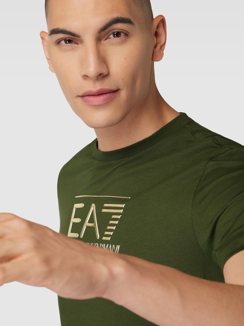 T-Shirt mit Rundhalsausschnitt und Label-Print in dunkelgrün