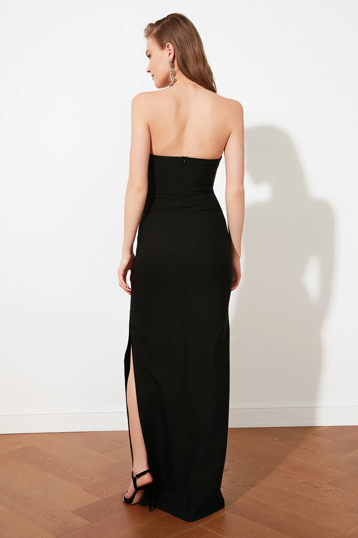 Trendyol Collection  Schwarzes, figurbetontes, gefüttertes, langes, gewebtes Abendkleid TPRSS21AE0047