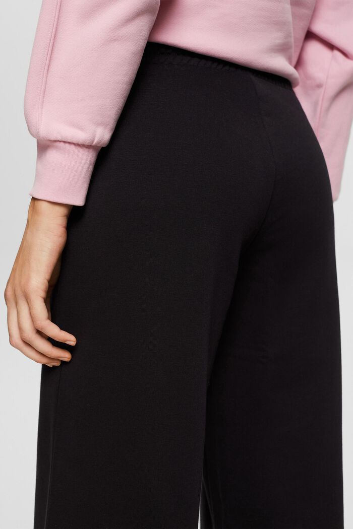 Jogger mit weitem Bein
