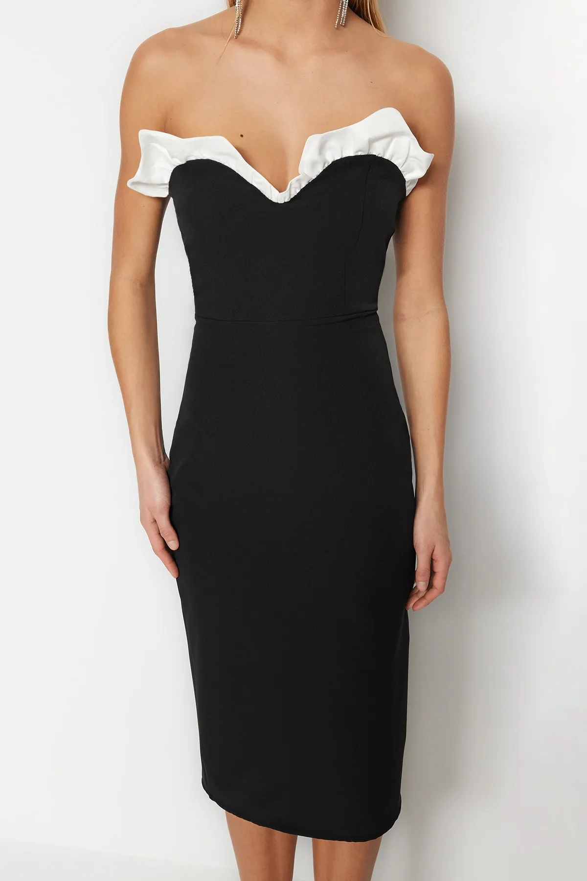 Trendyol Collection  Schwarz-weißes, tailliertes, gewebtes, elegantes Abendkleid TPRSS23EL00303