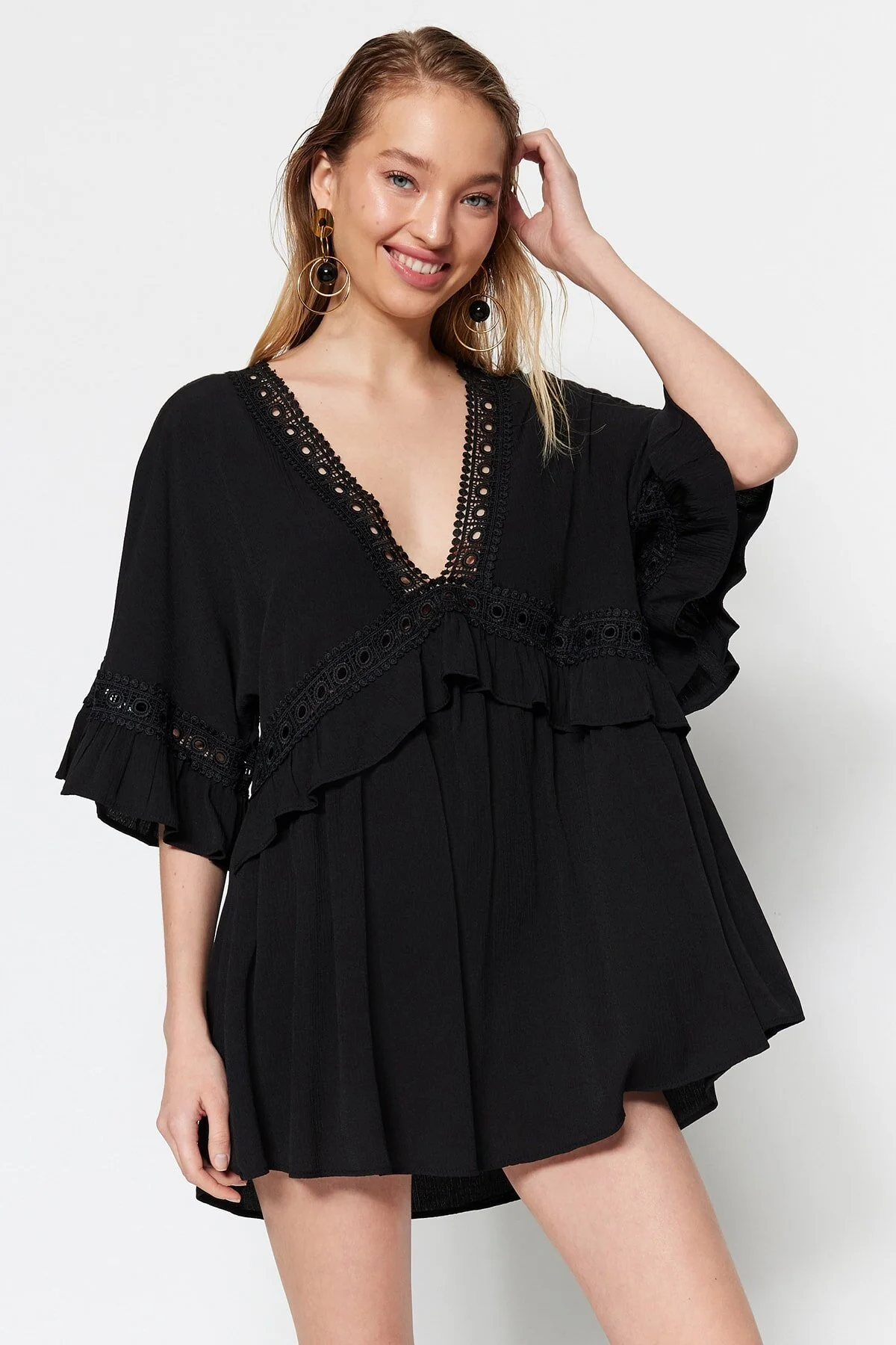 Trendyol Collection  Schwarzes Mini-Strandkleid mit gewebtem Band-Accessoire TBESS21EL2759