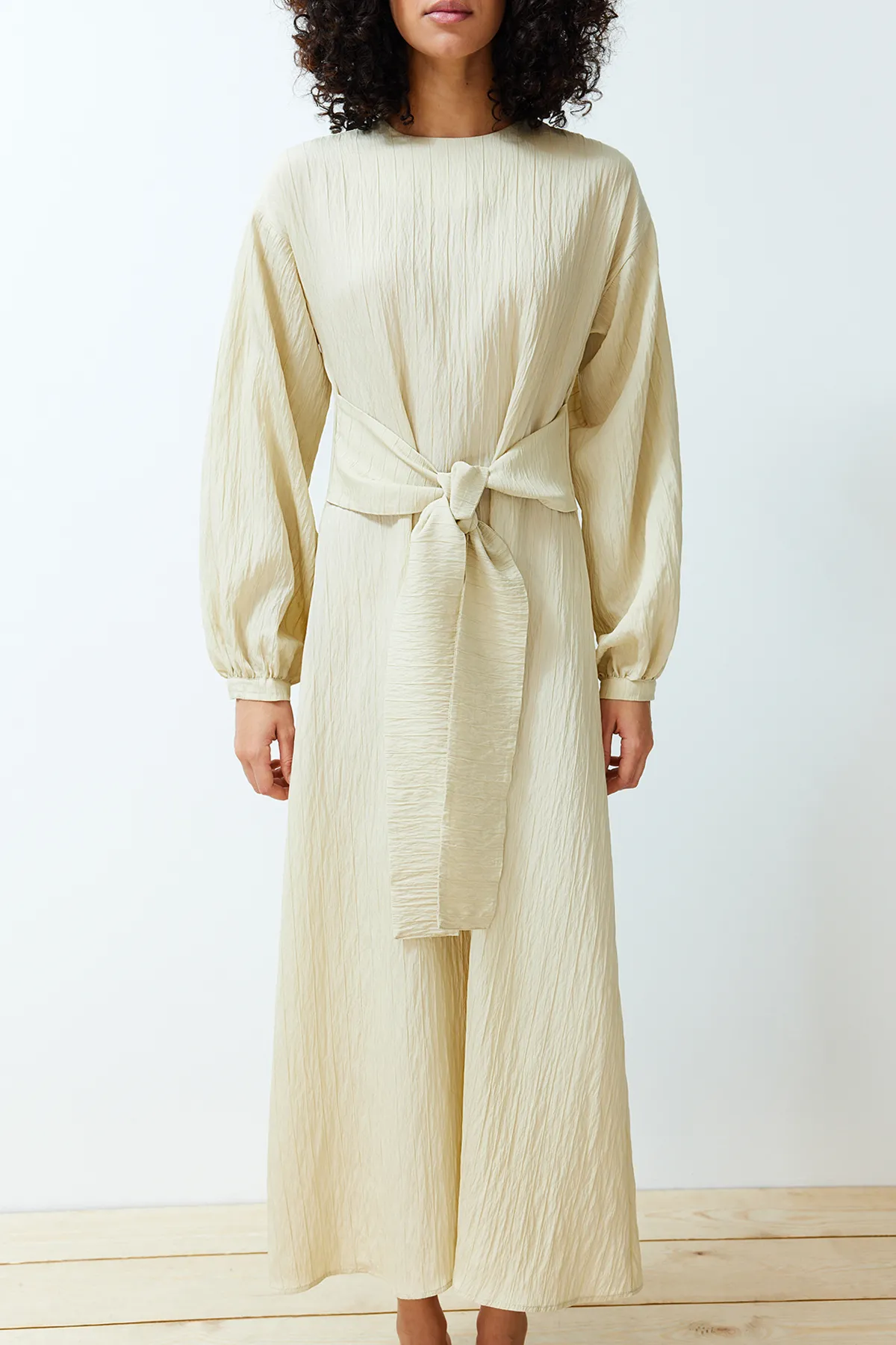 Trendyol Modest  Beigefarbenes Webkleid mit Bindeband vorne TCTSS24EB00131