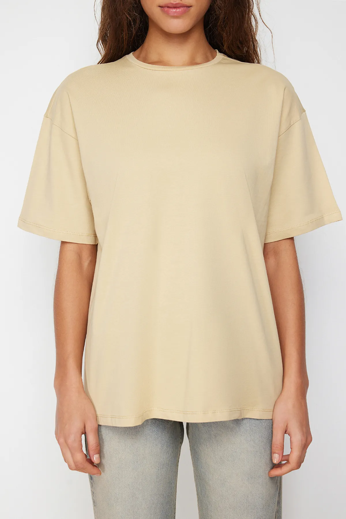 Trendyol Collection  Dunkelbeiges Strick-T-Shirt mit Rundhalsausschnitt aus 100 % Baumwolle in Übergröße/weiter Passform TWOSS20TS0134