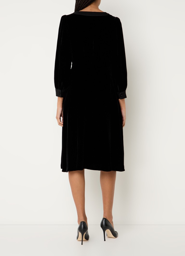 Rochie-tunic midi Cordelia din catifea de la LKBennett, împodobită cu nasturi decorativi.