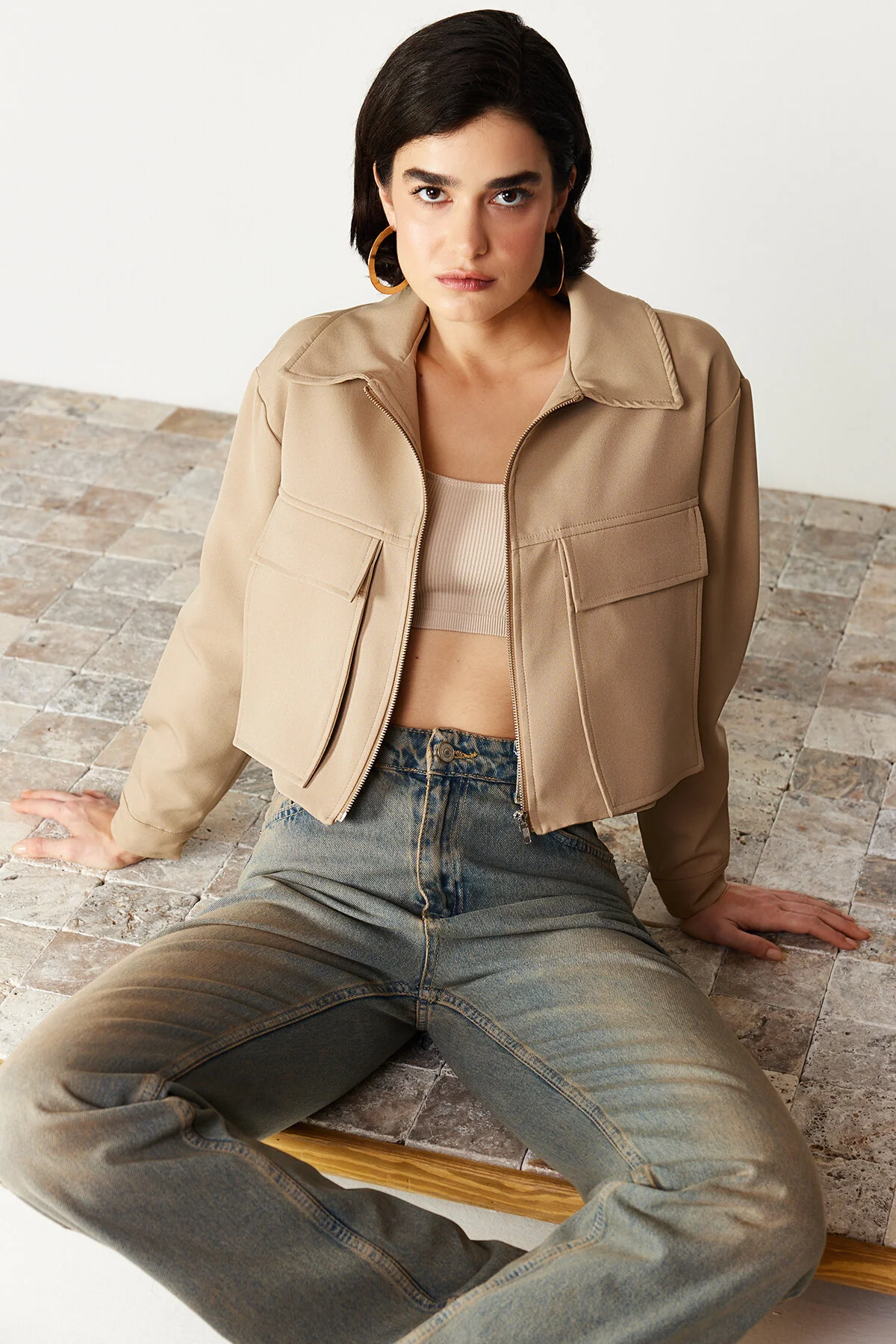 Trendyol Collection  Nerzfarbene Utility-Crop-Webjacke mit Taschendetails TWOSS24CE00031