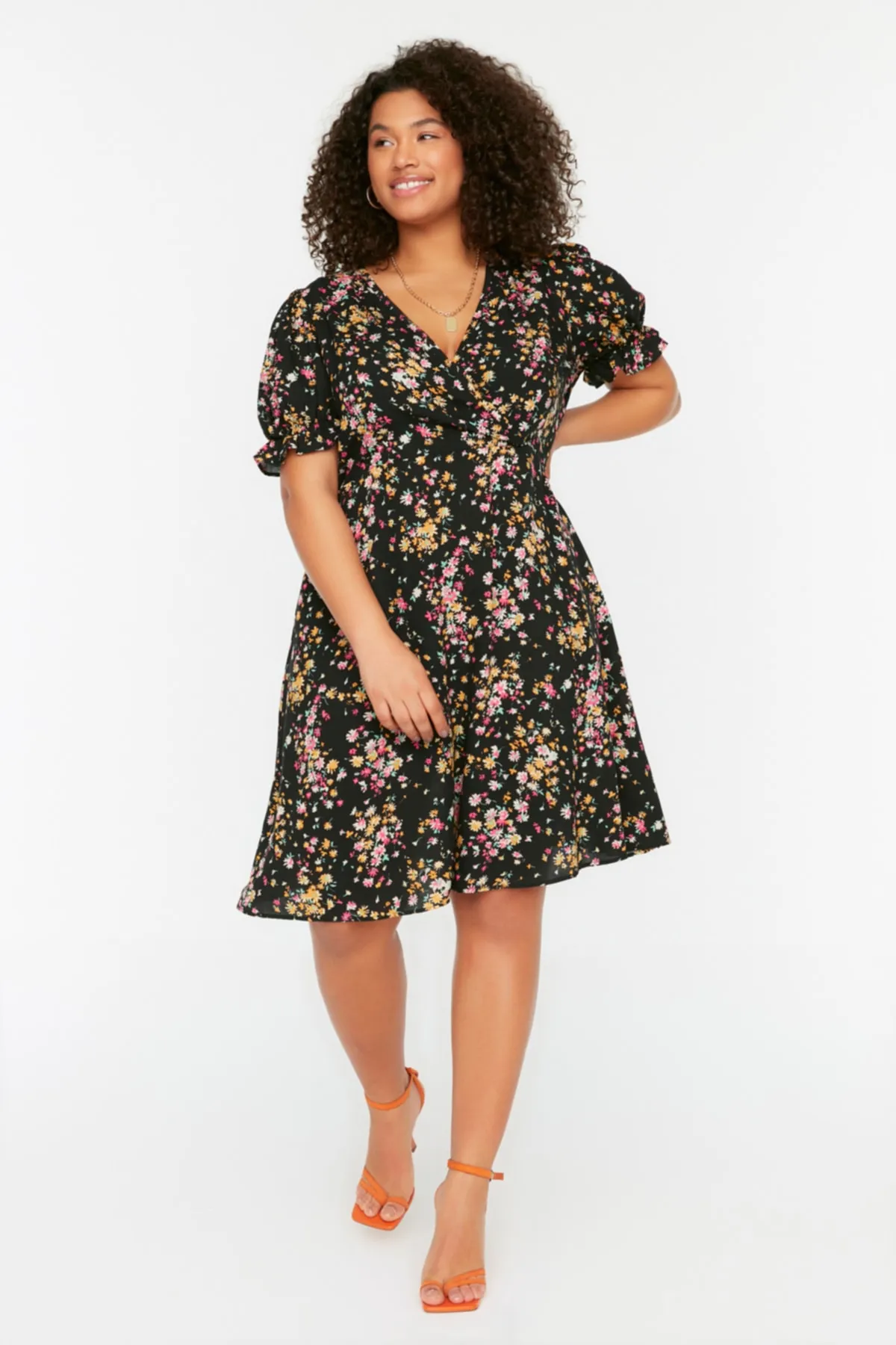 Trendyol Curve  Mehrfarbig gemustertes gewebtes Kleid mit V-Ausschnitt TBBSS22AH0078