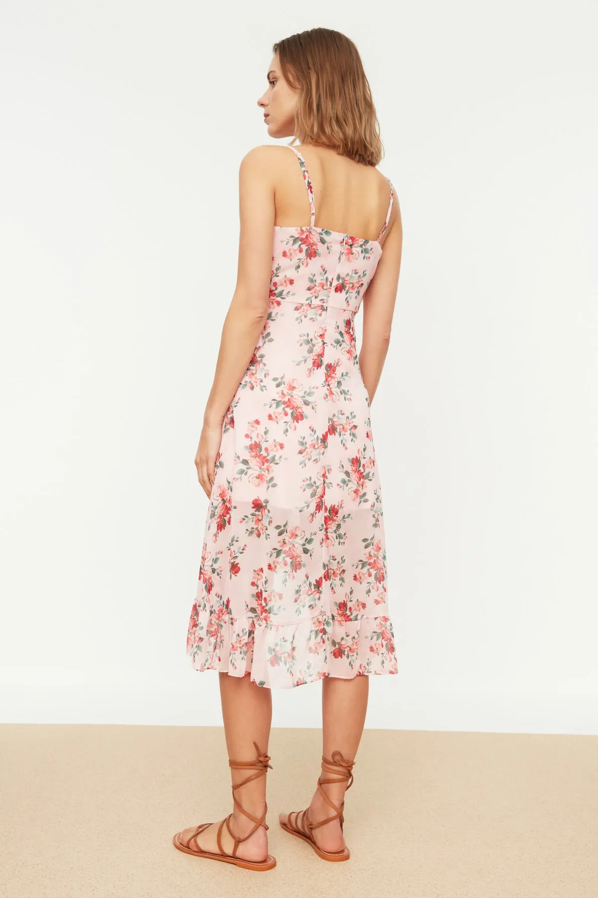 Trendyol Collection  Puderfarbenes, zweireihiges, gerüschtes, detailliertes Träger-Midi-Kleid mit Chiffon-Futter und Webstoff TWOSS19EL0375