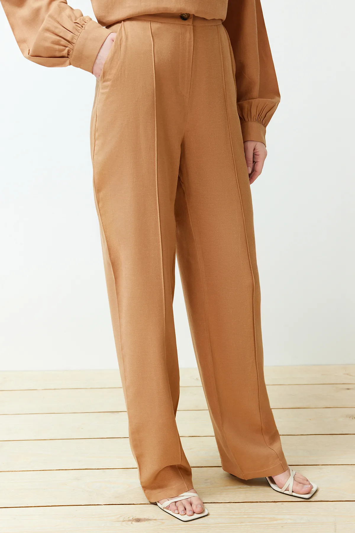 Trendyol Collection  Kamelfarbene Bluse mit weitem V-Ausschnitt und gerader Hose aus gewebtem Unterteil und Oberteil TWOSS24AU00023