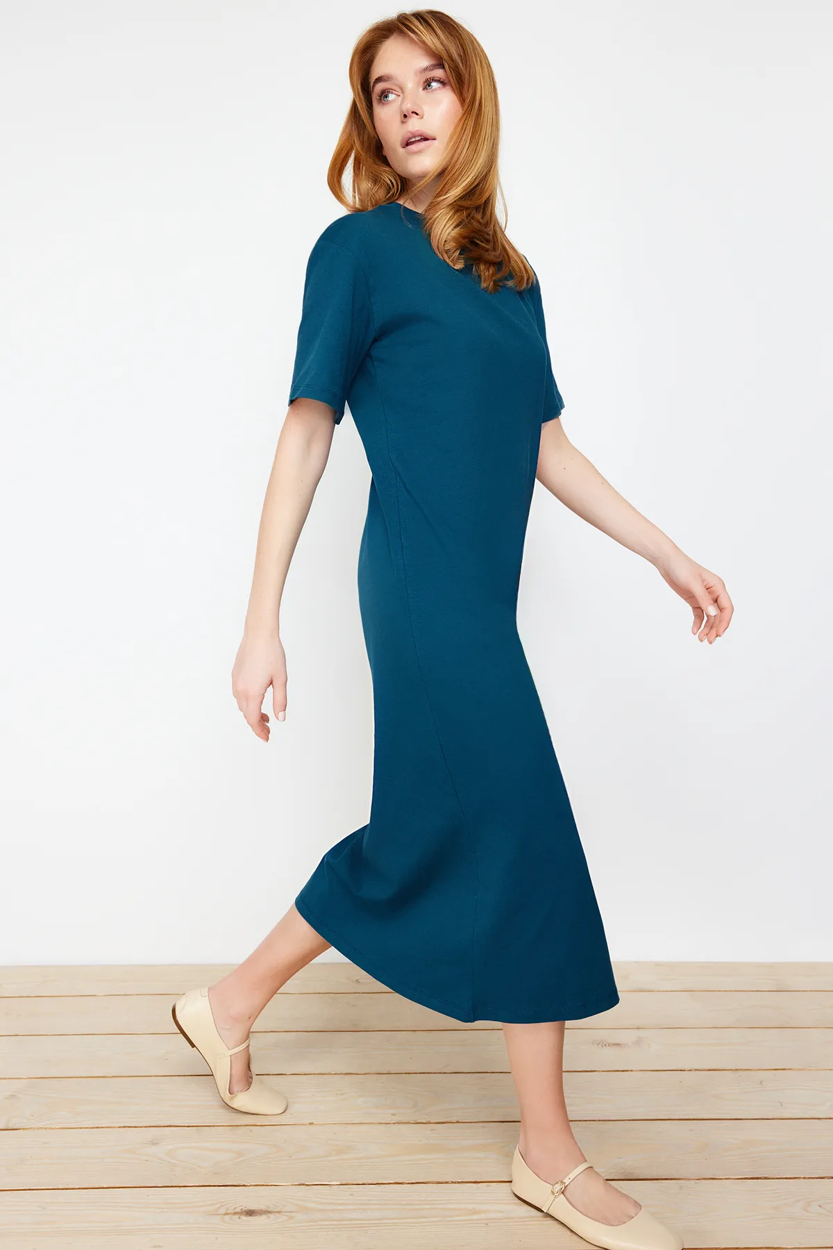 Trendyol Collection  Schlichtes T-Shirt-Kleid in Petrol, 100 % Baumwolle, Schlitzdetail, Shift/bequemer Schnitt, Midi TWOSS24EL00140