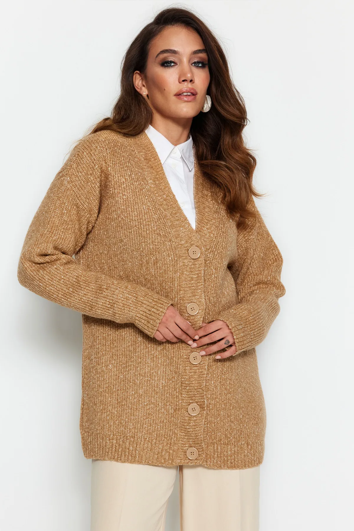Trendyol Modest  Beigefarbene, geknöpfte Strickjacke aus weichem Strick mit V-Ausschnitt TCTAW22HI0397