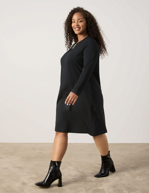 Stilvolles Kleid mit Schmuckdetail
