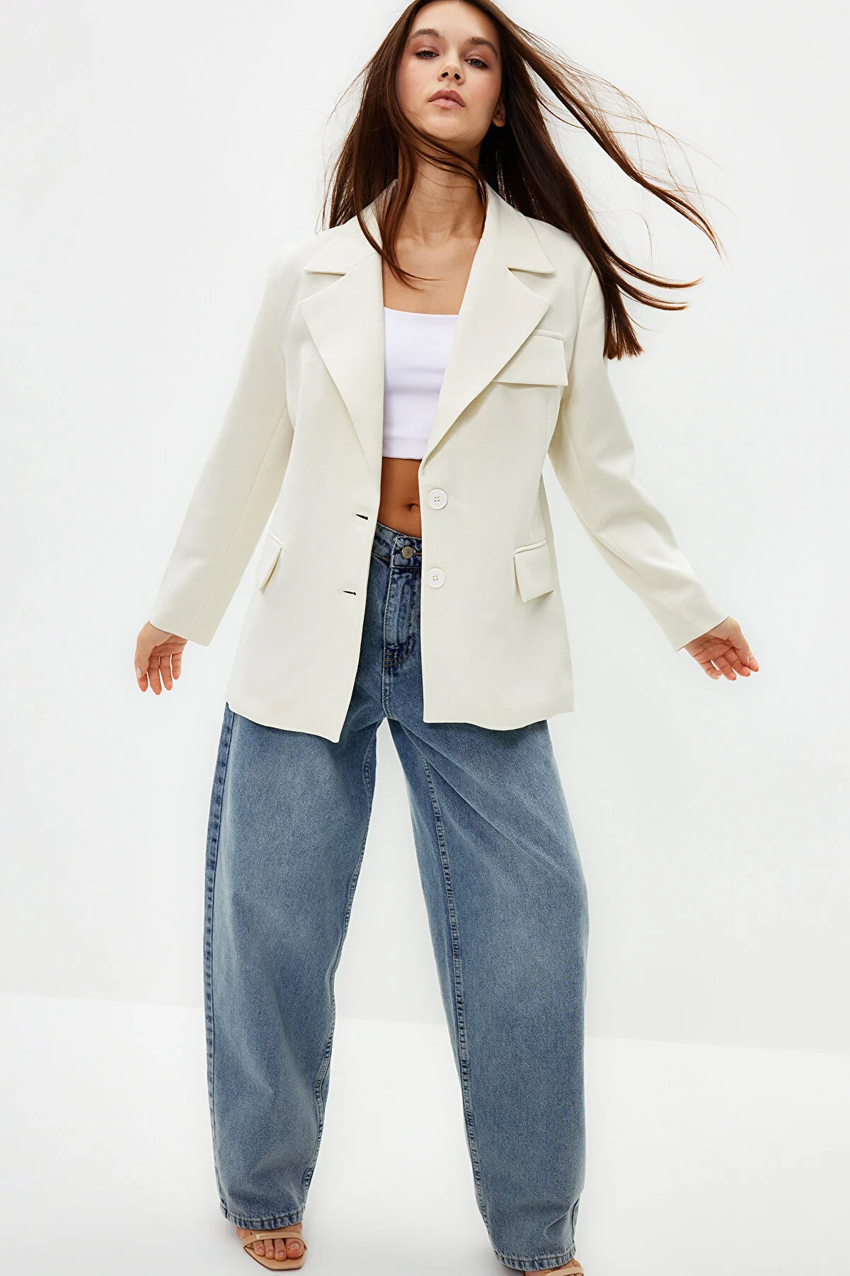 Trendyol Collection  Weiße, übergroße, gefütterte, gewebte Blazerjacke TWOSS22CE0077