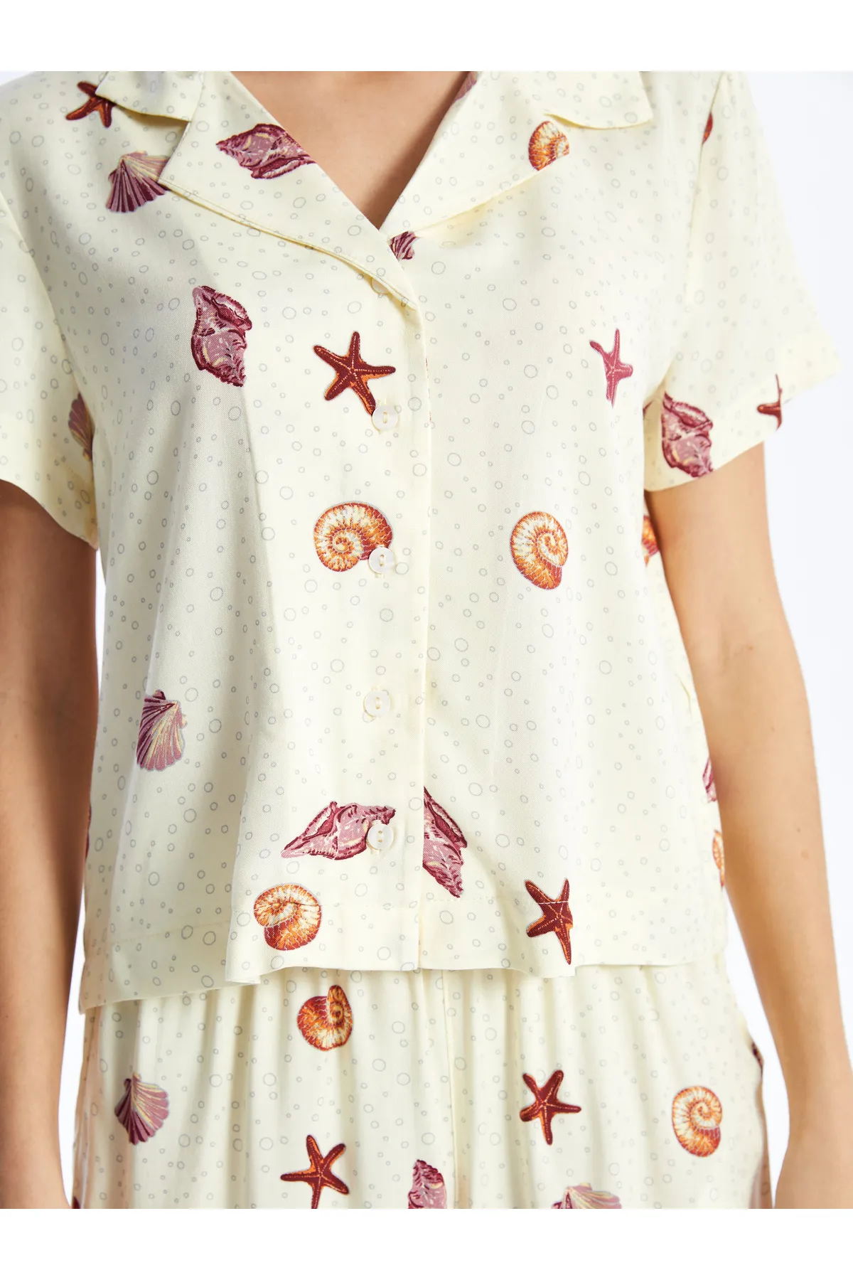 LC Waikiki  Kurzarm-Damenpyjama-Set mit Hemdkragen und Shorts