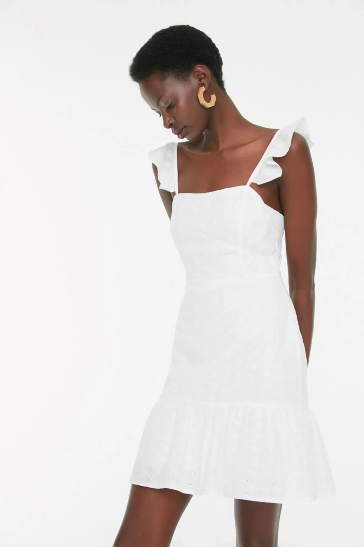 Trendyol Collection  Weißes A-Linien-Minikleid aus Webstoff mit Stickerei und Rüschen TWOSS21EL3312