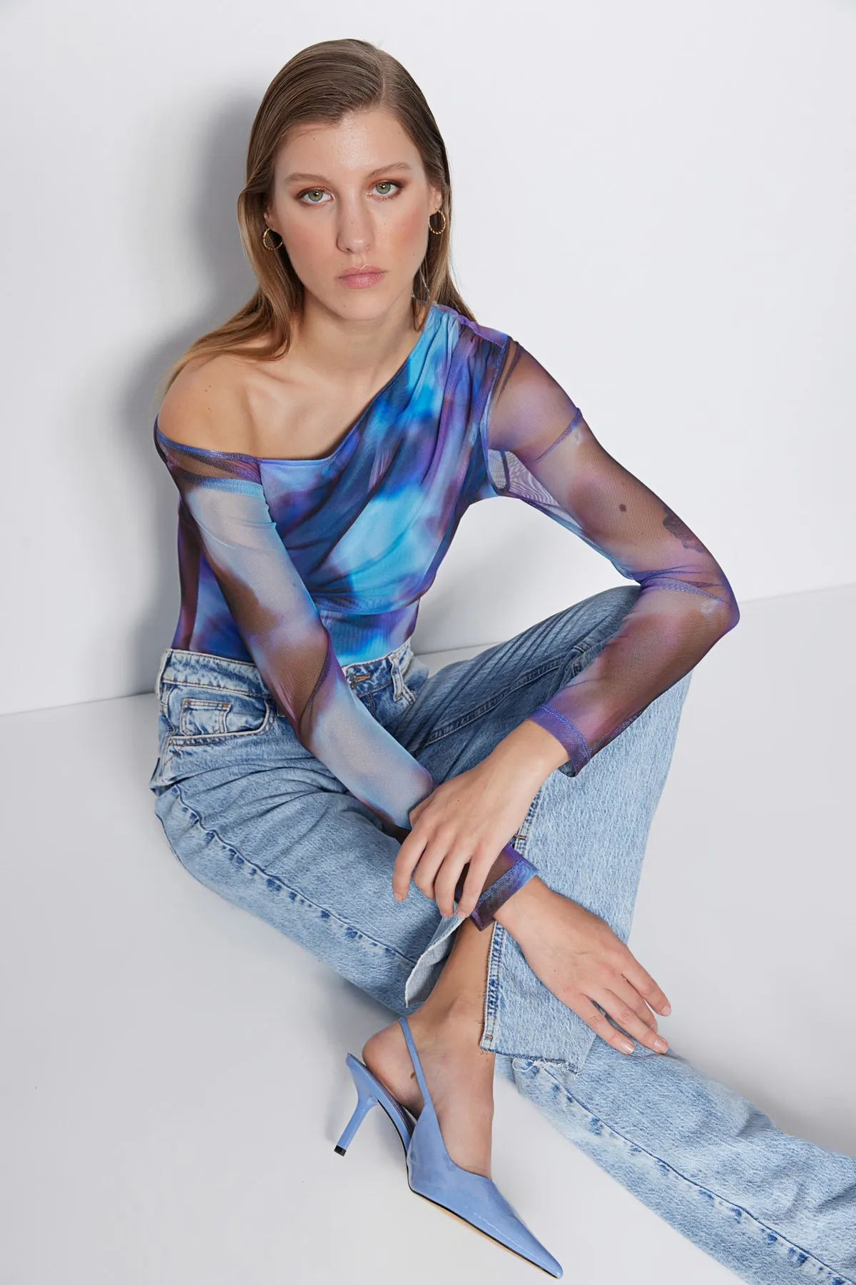 Trendyol Collection  Blau gemusterter, transparenter, hinten anliegender, flexibler Strickbody mit Druckknopfverschluss TWOSS23BD00024