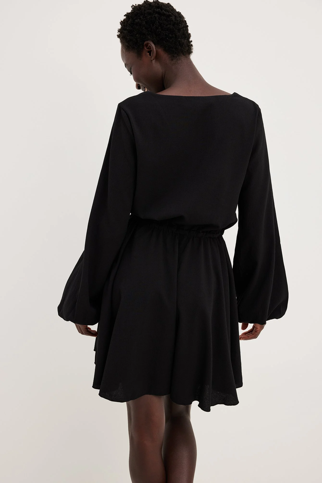 Langärmliges Minikleid mit fließendem Schnitt